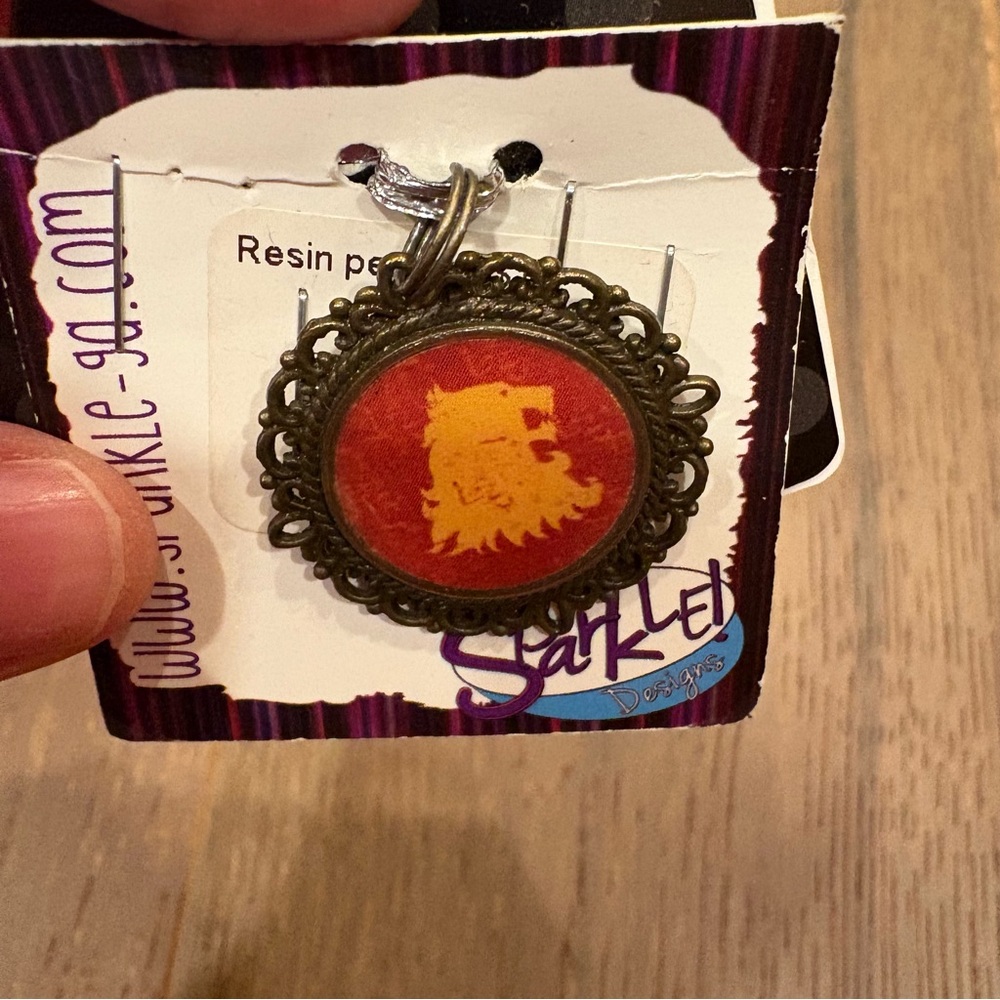 NWT Harry Potter Gryffindor Resin pendant $17 in antique-style filigree bezel - Picture 4 of 6